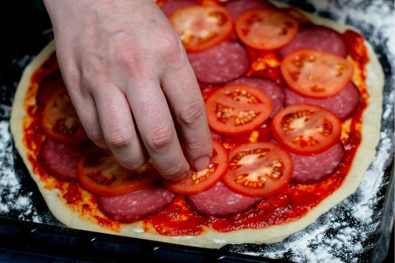 W jakiej kolejności kłaść dodatki na pizzę