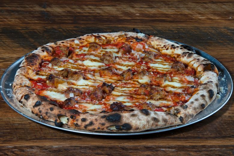 dlaczego pizza przywiera do blachy