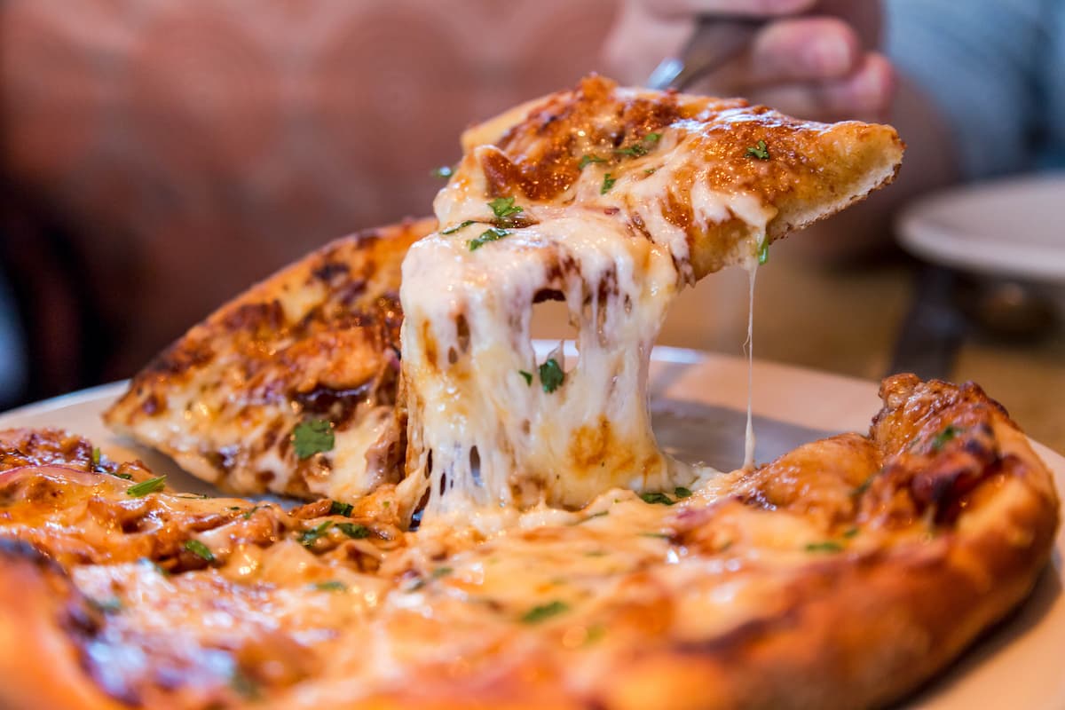 Ile kalorii ma pizza domowa i czy może zastąpić pełnowartościowy posiłek?