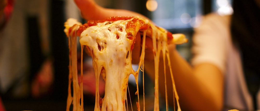 Jaki ser do pizzy dobrać? Mozzarella, parmezan, ricotta, a może swojsko - oscypek?