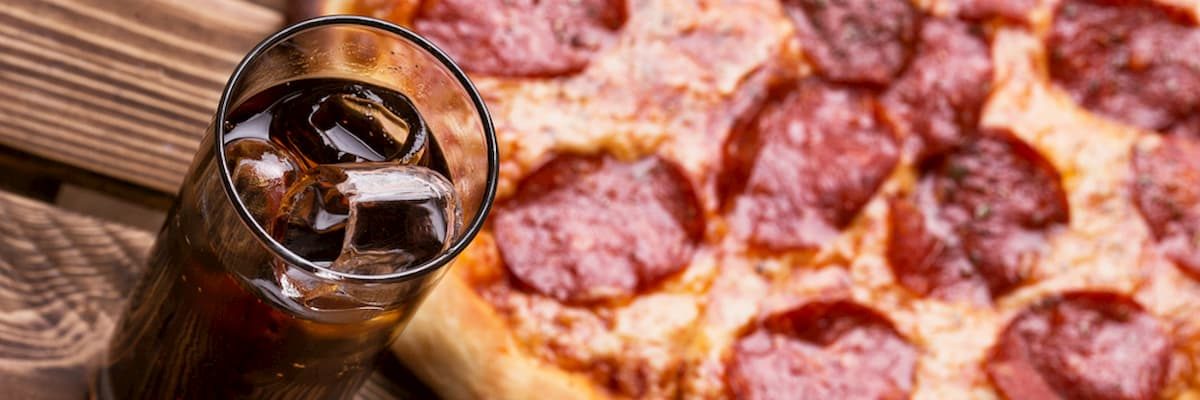 Jakie napoje dobrać do pizzy? Co najlepiej smakuje z pizzą?