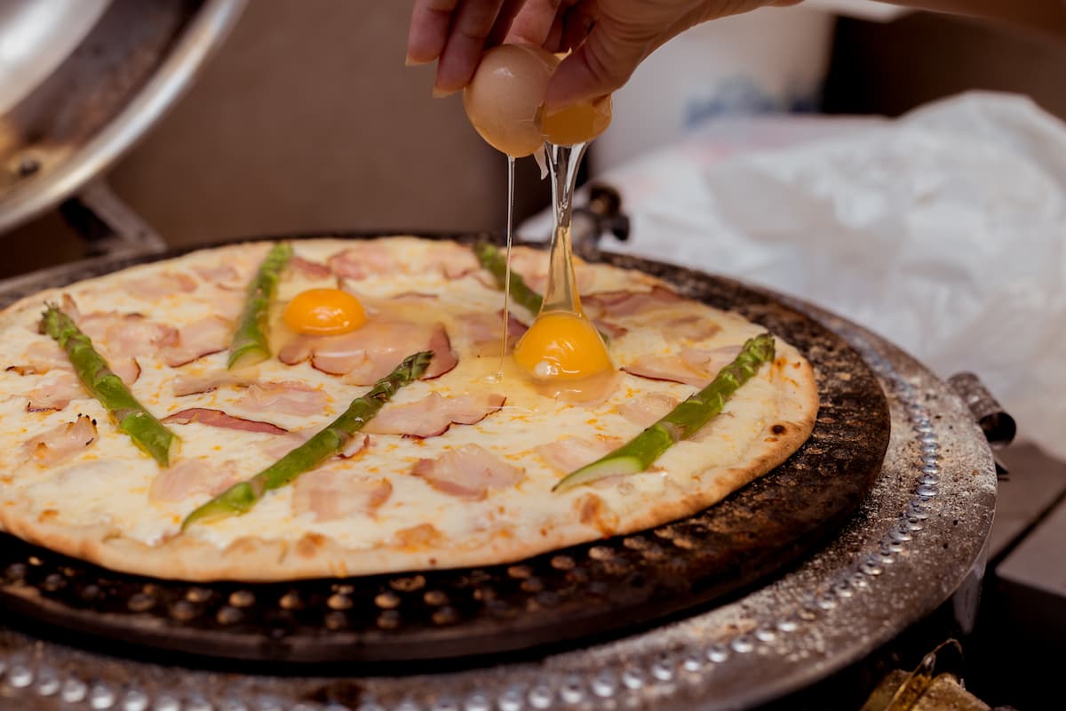 Pizza z jajkiem - kiedy wbić jajko? Sprawdzamy śniadaniowe warianty potrawy